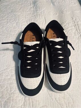 REEF Women's Black and White Lay Day Seas Lace Up Court Sneaker Shoes